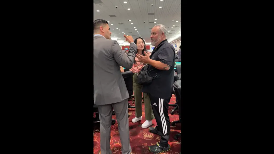 【EV扑克】规则书遇上荒诞剧:他坐错位置,全下了别人的记分牌并输掉,然后整个扑克圈吵翻了